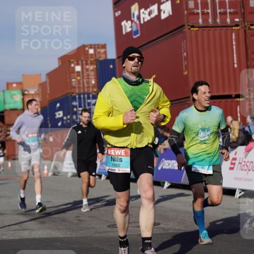03.10.2025 - Köhlbrandbrückenlauf Michael Burmester http://msf.ph/oto/9011959 03.10.2025 10:12:30 Ziel 1259, 1362, 1487, 1662, 1865, 2950, 3210, 3315, 3781 meine-sportfotos.de