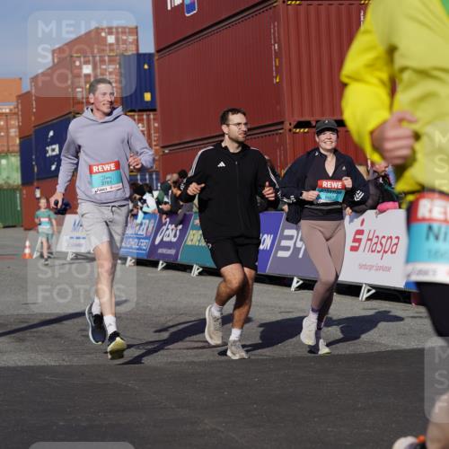 03.10.2025 - Köhlbrandbrückenlauf Michael Burmester http://msf.ph/oto/9011988 03.10.2025 10:12:32 Ziel 1259, 1362, 1487, 1662, 1806, 1865, 2950, 3210, 3315, 3781 meine-sportfotos.de