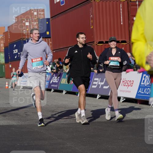 03.10.2025 - Köhlbrandbrückenlauf Michael Burmester http://msf.ph/oto/9011998 03.10.2025 10:12:32 Ziel 1259, 1362, 1487, 1662, 1806, 1865, 2950, 3210, 3315, 3781 meine-sportfotos.de