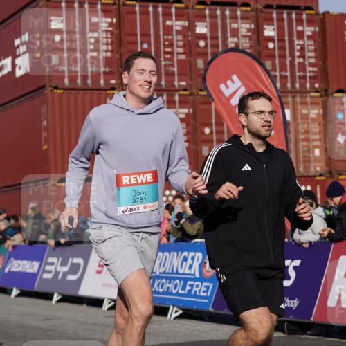 03.10.2025 - Köhlbrandbrückenlauf Michael Burmester http://msf.ph/oto/9012033 03.10.2025 10:12:33 Ziel 1259, 1362, 1487, 1662, 1806, 1865, 2098, 3210, 3315, 3781 meine-sportfotos.de