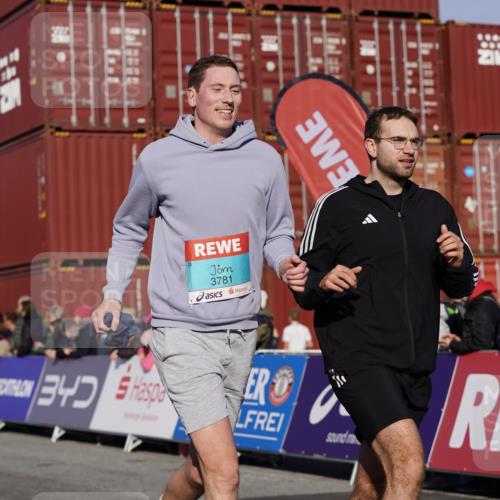03.10.2025 - Köhlbrandbrückenlauf Michael Burmester http://msf.ph/oto/9012043 03.10.2025 10:12:33 Ziel 1259, 1362, 1487, 1662, 1806, 1865, 2098, 3210, 3315, 3781 meine-sportfotos.de