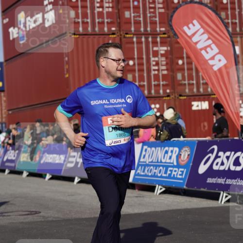 03.10.2025 - Köhlbrandbrückenlauf Michael Burmester http://msf.ph/oto/9012084 03.10.2025 10:12:36 Ziel 1259, 1392, 1487, 1491, 1806, 1865, 1877, 2098, 3315, 3643, 3781 meine-sportfotos.de