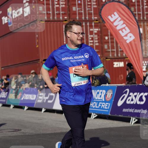03.10.2025 - Köhlbrandbrückenlauf Michael Burmester http://msf.ph/oto/9012092 03.10.2025 10:12:37 Ziel 1259, 1387, 1392, 1487, 1491, 1806, 1865, 1877, 1909, 2098, 3315, 3643, 3781 meine-sportfotos.de