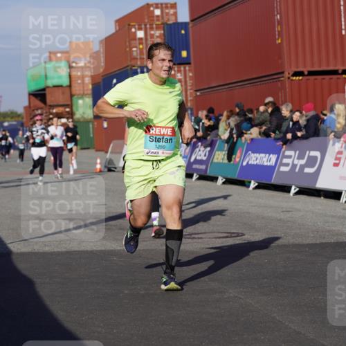 03.10.2025 - Köhlbrandbrückenlauf Michael Burmester http://msf.ph/oto/9012102 03.10.2025 10:12:37 Ziel 1259, 1387, 1392, 1487, 1491, 1806, 1865, 1877, 1909, 2098, 3315, 3643, 3781 meine-sportfotos.de
