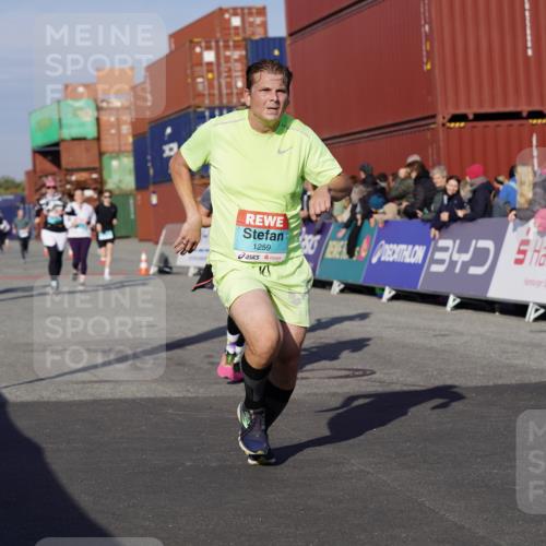 03.10.2025 - Köhlbrandbrückenlauf Michael Burmester http://msf.ph/oto/9012120 03.10.2025 10:12:38 Ziel 1259, 1387, 1392, 1487, 1491, 1806, 1865, 1877, 1909, 1933, 2098, 3315, 3643, 3781 meine-sportfotos.de