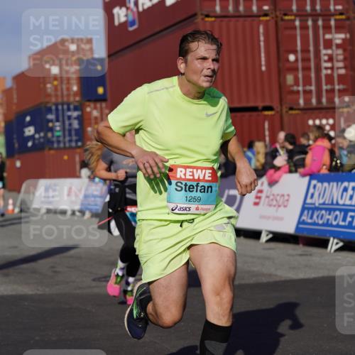 03.10.2025 - Köhlbrandbrückenlauf Michael Burmester http://msf.ph/oto/9012130 03.10.2025 10:12:38 Ziel 1259, 1387, 1392, 1487, 1491, 1806, 1865, 1877, 1909, 1933, 2098, 3315, 3643, 3781 meine-sportfotos.de
