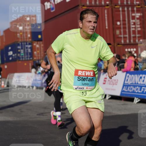 03.10.2025 - Köhlbrandbrückenlauf Michael Burmester http://msf.ph/oto/9012139 03.10.2025 10:12:38 Ziel 1259, 1387, 1392, 1487, 1491, 1806, 1865, 1877, 1909, 1933, 2098, 3315, 3643, 3781 meine-sportfotos.de