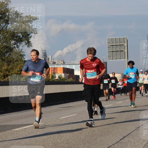03.10.2025 - Köhlbrandbrückenlauf Luisa Fischer http://msf.ph/oto/9012162 03.10.2025 10:55:01 Position 3 13, 3410, 2026, 3738 meine-sportfotos.de