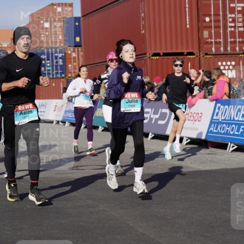 03.10.2025 - Köhlbrandbrückenlauf Michael Burmester http://msf.ph/oto/9012205 03.10.2025 10:12:42 Ziel 1259, 1387, 1392, 1491, 1535, 1806, 1877, 1909, 1933, 2098, 3643 meine-sportfotos.de