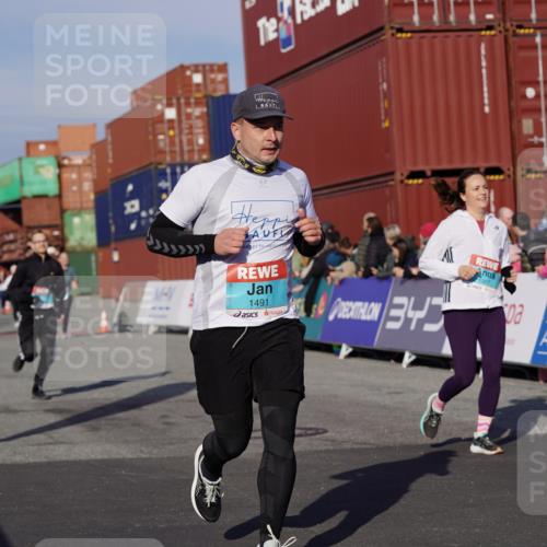 03.10.2025 - Köhlbrandbrückenlauf Michael Burmester http://msf.ph/oto/9012257 03.10.2025 10:12:44 Ziel 1387, 1392, 1491, 1535, 1806, 1877, 1909, 1933, 2098, 2799, 3643 meine-sportfotos.de