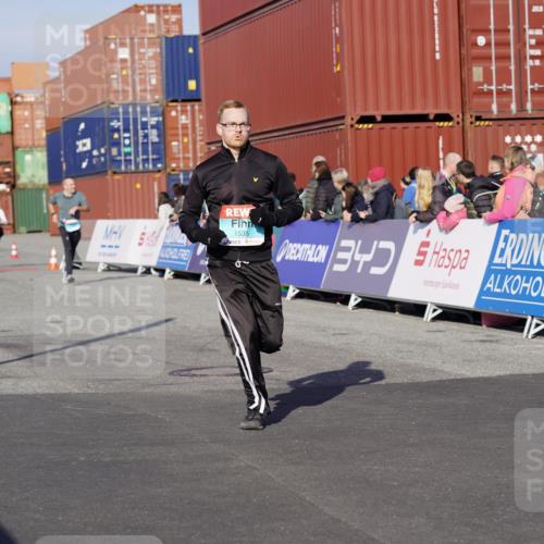 03.10.2025 - Köhlbrandbrückenlauf Michael Burmester http://msf.ph/oto/9012286 03.10.2025 10:12:46 Ziel 1387, 1392, 1491, 1535, 1877, 1909, 1933, 2799, 3643, 3680 meine-sportfotos.de