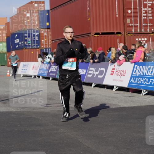 03.10.2025 - Köhlbrandbrückenlauf Michael Burmester http://msf.ph/oto/9012296 03.10.2025 10:12:46 Ziel 1387, 1392, 1491, 1535, 1877, 1909, 1933, 2799, 3643, 3680 meine-sportfotos.de