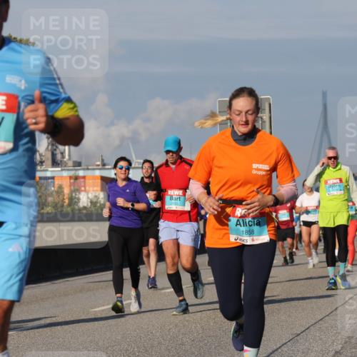 03.10.2025 - Köhlbrandbrückenlauf Luisa Fischer http://msf.ph/oto/9012342 03.10.2025 10:55:18 Position 3 1286, 2450, 1858 meine-sportfotos.de
