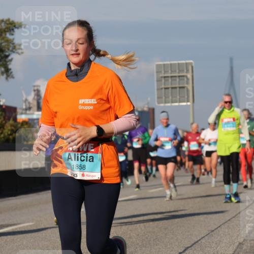 03.10.2025 - Köhlbrandbrückenlauf Luisa Fischer http://msf.ph/oto/9012351 03.10.2025 10:55:19 Position 3 1858 meine-sportfotos.de