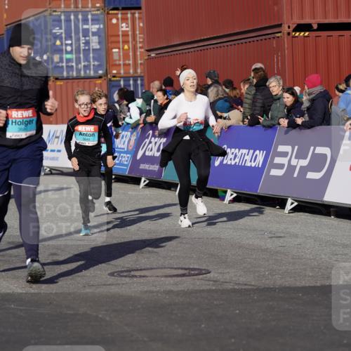 03.10.2025 - Köhlbrandbrückenlauf Michael Burmester http://msf.ph/oto/9012364 03.10.2025 10:12:51 Ziel 1015, 1331, 1469, 1535, 1632, 1685, 2799, 3075, 3381, 3549, 3550, 3615, 3648, 3680, 3723 meine-sportfotos.de