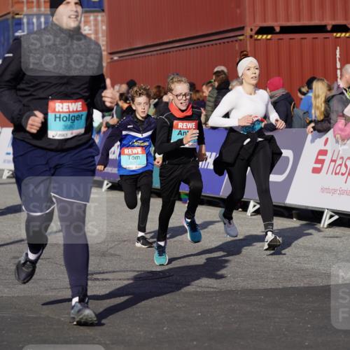 03.10.2025 - Köhlbrandbrückenlauf Michael Burmester http://msf.ph/oto/9012373 03.10.2025 10:12:51 Ziel 1015, 1331, 1469, 1535, 1632, 1685, 2799, 3075, 3381, 3549, 3550, 3615, 3648, 3680, 3723 meine-sportfotos.de