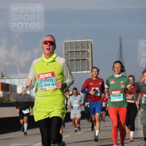 03.10.2025 - Köhlbrandbrückenlauf Luisa Fischer http://msf.ph/oto/9012390 03.10.2025 10:55:23 Position 3 2679, 3709, 3707 meine-sportfotos.de