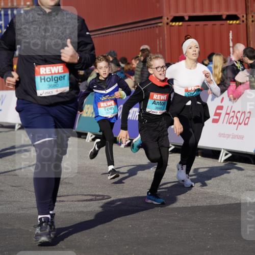 03.10.2025 - Köhlbrandbrückenlauf Michael Burmester http://msf.ph/oto/9012393 03.10.2025 10:12:52 Ziel 1015, 1331, 1469, 1535, 1632, 1685, 2799, 3075, 3381, 3549, 3550, 3615, 3648, 3680, 3723 meine-sportfotos.de