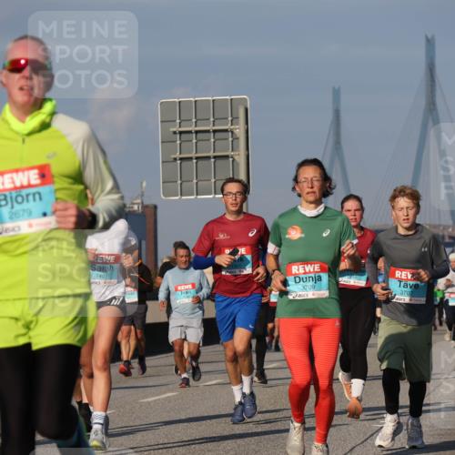 03.10.2025 - Köhlbrandbrückenlauf Luisa Fischer http://msf.ph/oto/9012398 03.10.2025 10:55:24 Position 3 2679, 1401, 3709, 3707 meine-sportfotos.de