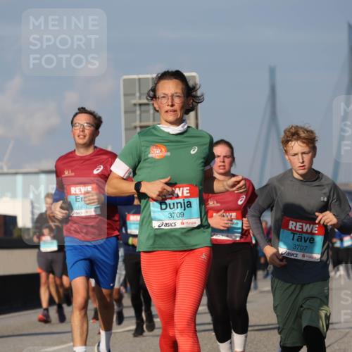 03.10.2025 - Köhlbrandbrückenlauf Luisa Fischer http://msf.ph/oto/9012418 03.10.2025 10:55:26 Position 3 1901, 3709, 1, 3707 meine-sportfotos.de