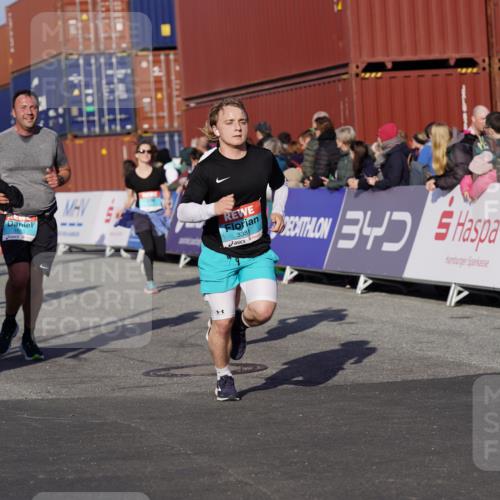 03.10.2025 - Köhlbrandbrückenlauf Michael Burmester http://msf.ph/oto/9012421 03.10.2025 10:12:54 Ziel 1015, 1327, 1331, 1469, 1470, 1521, 1535, 1603, 1632, 1685, 2006, 2686, 2799, 3075, 3166, 3381, 3395, 3549, 3550, 3615, 3648, 3680, 3723 meine-sportfotos.de