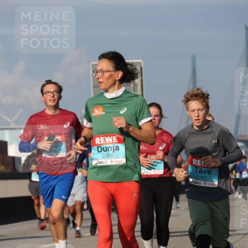03.10.2025 - Köhlbrandbrückenlauf Luisa Fischer http://msf.ph/oto/9012423 03.10.2025 10:55:26 Position 3 1901, 3709, 3707 meine-sportfotos.de