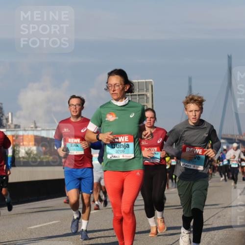 03.10.2025 - Köhlbrandbrückenlauf Luisa Fischer http://msf.ph/oto/9012427 03.10.2025 10:55:27 Position 3 1401, 2134, 1901, 3709, 3707 meine-sportfotos.de