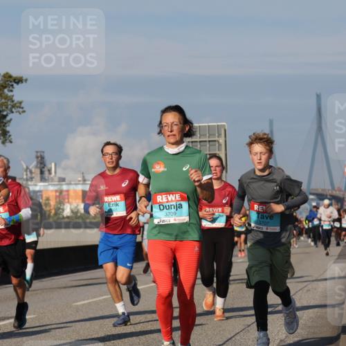 03.10.2025 - Köhlbrandbrückenlauf Luisa Fischer http://msf.ph/oto/9012429 03.10.2025 10:55:27 Position 3 1401, 901, 3709, 3707 meine-sportfotos.de