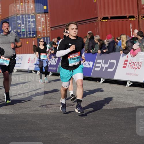 03.10.2025 - Köhlbrandbrückenlauf Michael Burmester http://msf.ph/oto/9012432 03.10.2025 10:12:54 Ziel 1015, 1327, 1331, 1469, 1470, 1521, 1535, 1603, 1632, 1685, 2006, 2686, 2799, 3075, 3166, 3381, 3395, 3549, 3550, 3615, 3648, 3680, 3723 meine-sportfotos.de