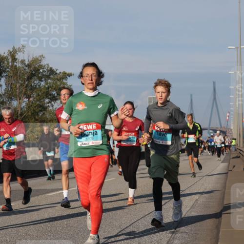 03.10.2025 - Köhlbrandbrückenlauf Luisa Fischer http://msf.ph/oto/9012443 03.10.2025 10:55:28 Position 3 1401, 3709, 3707 meine-sportfotos.de
