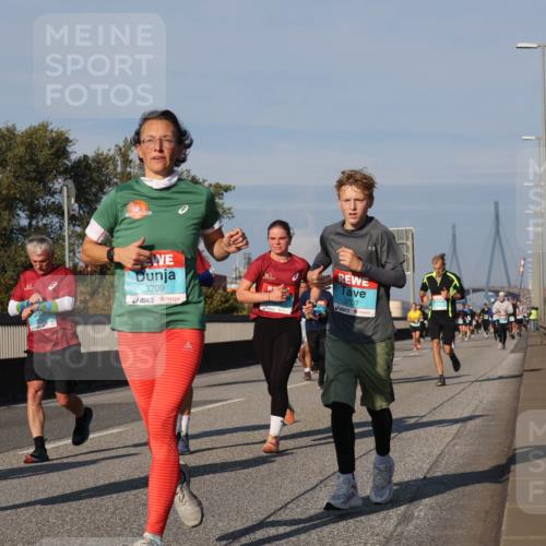03.10.2025 - Köhlbrandbrückenlauf Luisa Fischer http://msf.ph/oto/9012449 03.10.2025 10:55:29 Position 3 1401, 3709, 3707 meine-sportfotos.de