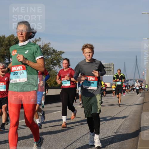 03.10.2025 - Köhlbrandbrückenlauf Luisa Fischer http://msf.ph/oto/9012453 03.10.2025 10:55:29 Position 3 3709, 1818, 2134, 3707 meine-sportfotos.de