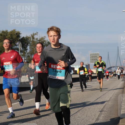 03.10.2025 - Köhlbrandbrückenlauf Luisa Fischer http://msf.ph/oto/9012464 03.10.2025 10:55:30 Position 3 6, 1901, 3707 meine-sportfotos.de