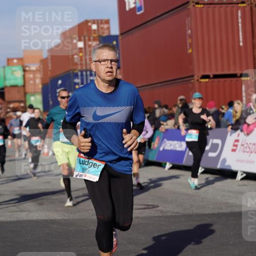 03.10.2025 - Köhlbrandbrückenlauf Michael Burmester http://msf.ph/oto/9012501 03.10.2025 10:12:57 Ziel 1015, 1327, 1331, 1469, 1470, 1521, 1603, 1632, 1685, 2006, 2686, 3075, 3157, 3166, 3381, 3395, 3549, 3550, 3615, 3648, 3680, 3691, 3723 meine-sportfotos.de
