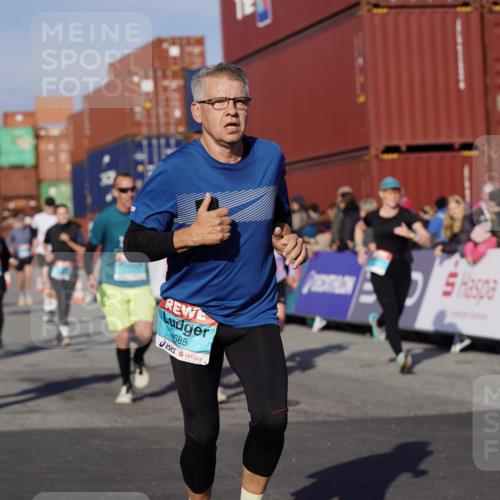 03.10.2025 - Köhlbrandbrückenlauf Michael Burmester http://msf.ph/oto/9012507 03.10.2025 10:12:57 Ziel 1015, 1327, 1331, 1469, 1470, 1521, 1603, 1632, 1685, 2006, 2686, 3075, 3157, 3166, 3381, 3395, 3549, 3550, 3615, 3648, 3680, 3691, 3723 meine-sportfotos.de