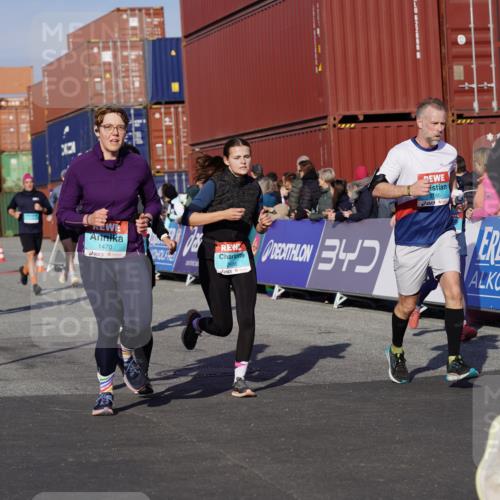 03.10.2025 - Köhlbrandbrückenlauf Michael Burmester http://msf.ph/oto/9012577 03.10.2025 10:13:00 Ziel 1327, 1331, 1469, 1470, 1521, 1603, 1632, 1685, 2006, 2686, 3075, 3146, 3157, 3166, 3197, 3375, 3381, 3395, 3549, 3550, 3615, 3648, 3691, 3723 meine-sportfotos.de