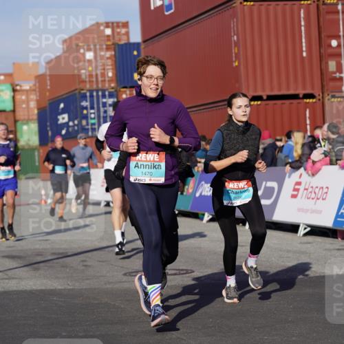 03.10.2025 - Köhlbrandbrückenlauf Michael Burmester http://msf.ph/oto/9012587 03.10.2025 10:13:00 Ziel 1327, 1331, 1469, 1470, 1521, 1603, 1632, 1685, 2006, 2686, 3075, 3146, 3157, 3166, 3197, 3375, 3381, 3395, 3549, 3550, 3615, 3648, 3691, 3723 meine-sportfotos.de