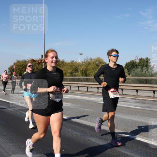 03.10.2025 - Köhlbrandbrückenlauf Julia Fischer http://msf.ph/oto/9012639 03.10.2025 13:03:43 Position 3 6646, 6645 meine-sportfotos.de
