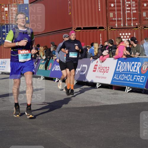 03.10.2025 - Köhlbrandbrückenlauf Michael Burmester http://msf.ph/oto/9012642 03.10.2025 10:13:03 Ziel 1327, 1331, 1388, 1470, 1521, 1603, 2006, 2686, 3146, 3157, 3166, 3197, 3375, 3395, 3549, 3550, 3615, 3691, 3798 meine-sportfotos.de