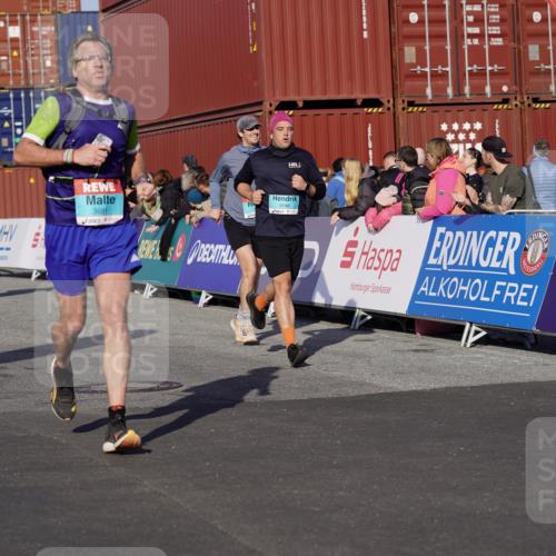 03.10.2025 - Köhlbrandbrückenlauf Michael Burmester http://msf.ph/oto/9012653 03.10.2025 10:13:03 Ziel 1327, 1331, 1388, 1470, 1521, 1603, 2006, 2686, 3146, 3157, 3166, 3197, 3375, 3395, 3549, 3550, 3615, 3691, 3798 meine-sportfotos.de