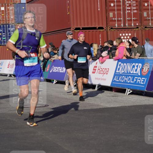 03.10.2025 - Köhlbrandbrückenlauf Michael Burmester http://msf.ph/oto/9012662 03.10.2025 10:13:03 Ziel 1327, 1331, 1388, 1470, 1521, 1603, 2006, 2686, 3146, 3157, 3166, 3197, 3375, 3395, 3549, 3550, 3615, 3691, 3798 meine-sportfotos.de