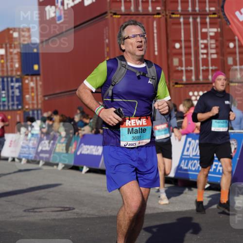 03.10.2025 - Köhlbrandbrückenlauf Michael Burmester http://msf.ph/oto/9012684 03.10.2025 10:13:04 Ziel 1327, 1388, 1470, 1521, 1603, 2006, 2686, 3146, 3157, 3166, 3197, 3375, 3395, 3691, 3798 meine-sportfotos.de