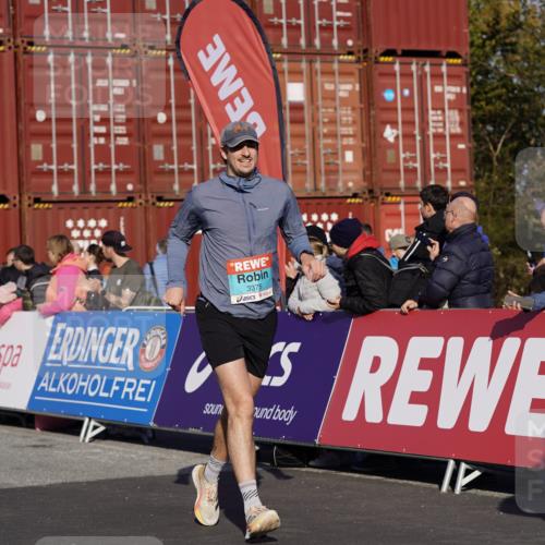 03.10.2025 - Köhlbrandbrückenlauf Michael Burmester http://msf.ph/oto/9012696 03.10.2025 10:13:06 Ziel 1327, 1388, 1603, 2686, 3146, 3157, 3166, 3186, 3197, 3375, 3691, 3798 meine-sportfotos.de
