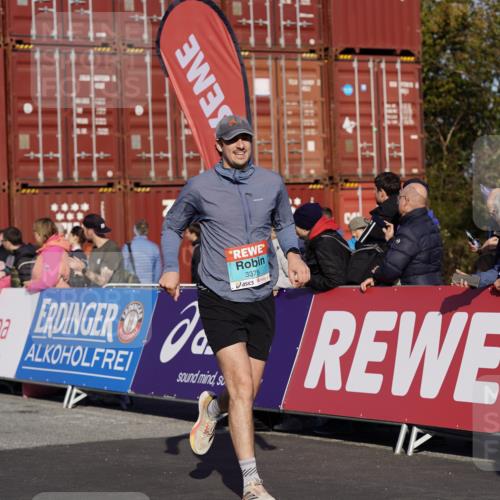 03.10.2025 - Köhlbrandbrückenlauf Michael Burmester http://msf.ph/oto/9012702 03.10.2025 10:13:06 Ziel 1327, 1388, 1603, 2686, 3146, 3157, 3166, 3186, 3197, 3375, 3691, 3798 meine-sportfotos.de