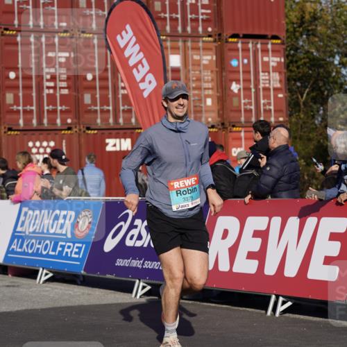 03.10.2025 - Köhlbrandbrückenlauf Michael Burmester http://msf.ph/oto/9012707 03.10.2025 10:13:06 Ziel 1327, 1388, 1603, 2686, 3146, 3157, 3166, 3186, 3197, 3375, 3691, 3798 meine-sportfotos.de
