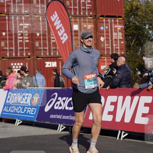 03.10.2025 - Köhlbrandbrückenlauf Michael Burmester http://msf.ph/oto/9012714 03.10.2025 10:13:06 Ziel 1327, 1388, 1603, 2686, 3146, 3157, 3166, 3186, 3197, 3375, 3691, 3798 meine-sportfotos.de