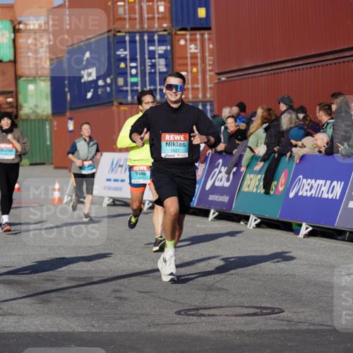 03.10.2025 - Köhlbrandbrückenlauf Michael Burmester http://msf.ph/oto/9012842 03.10.2025 10:13:14 Ziel 1181, 1191, 1227, 1260, 1611, 1621, 2209, 2687, 3186, 3601, 3798 meine-sportfotos.de