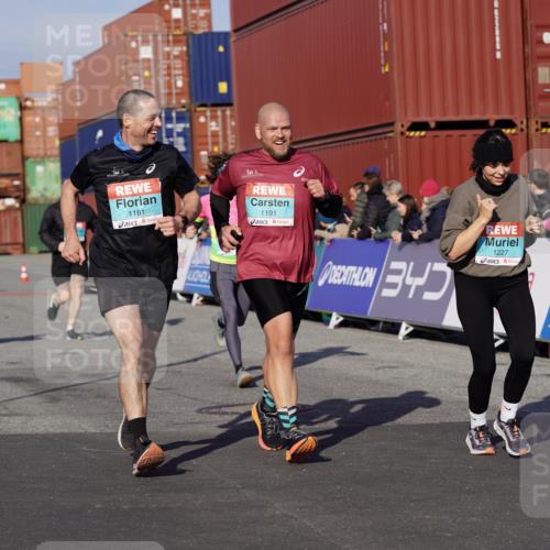 03.10.2025 - Köhlbrandbrückenlauf Michael Burmester http://msf.ph/oto/9012968 03.10.2025 10:13:19 Ziel 1181, 1191, 1227, 1260, 1611, 1621, 2209, 2687, 3473, 3601 meine-sportfotos.de
