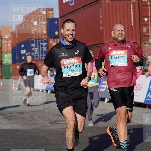 03.10.2025 - Köhlbrandbrückenlauf Michael Burmester http://msf.ph/oto/9012999 03.10.2025 10:13:20 Ziel 1181, 1191, 1227, 1260, 1611, 1621, 2209, 2687, 3371, 3473, 3601 meine-sportfotos.de