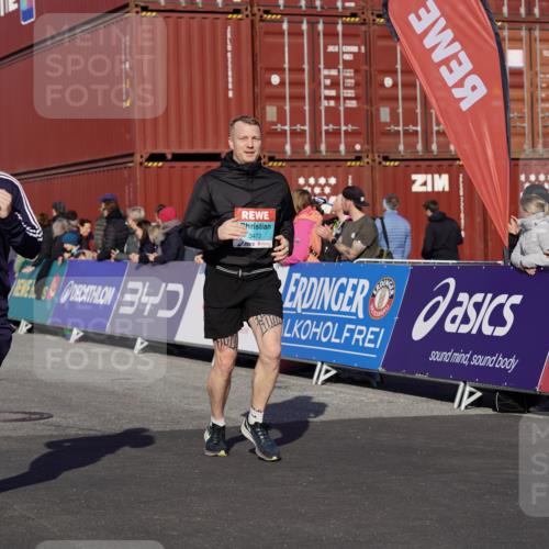 03.10.2025 - Köhlbrandbrückenlauf Michael Burmester http://msf.ph/oto/9013053 03.10.2025 10:13:22 Ziel 1181, 1191, 1227, 1611, 1621, 2209, 2687, 3371, 3473, 3601 meine-sportfotos.de